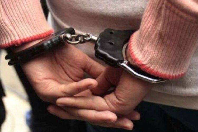 На Рівненщині 33-річна жінка пограбувала 8-річну дитину