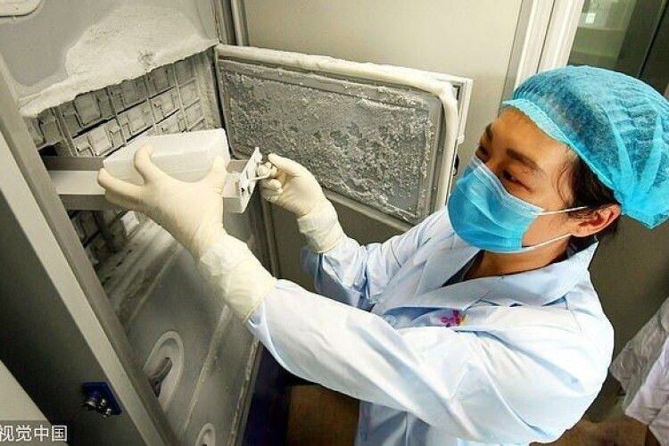 Коронавірус зберігали в зламаному холодильнику: світ шокували фото з лабораторії Уханя