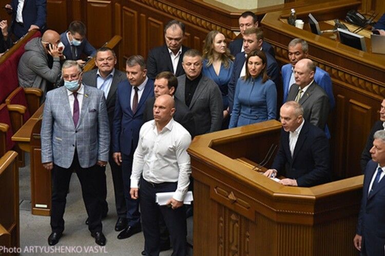 Зеленський, привітавши Ліну Костенко, одразу заборонив ряд пропутінських партій (Відео)