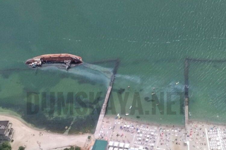 В Одесі із затонулого танкера паливо тече в бік пляжу