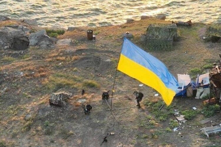 На Острові Зміїний знову майорить прапор України (Фото) 