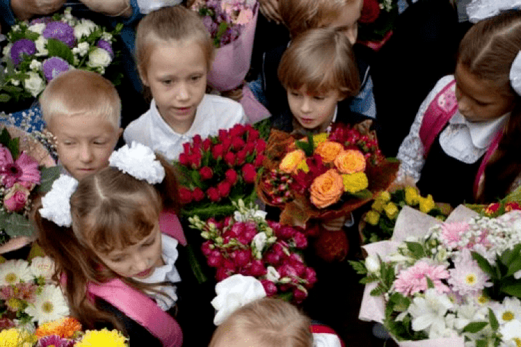 Квіти чи донати: як лучани будуть вітати вчителів 1 вересня