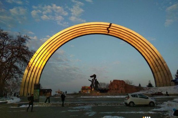 У Києві «розкололи» Арку Дружби народів на знак підтримки українських політв'язнів у РФ 