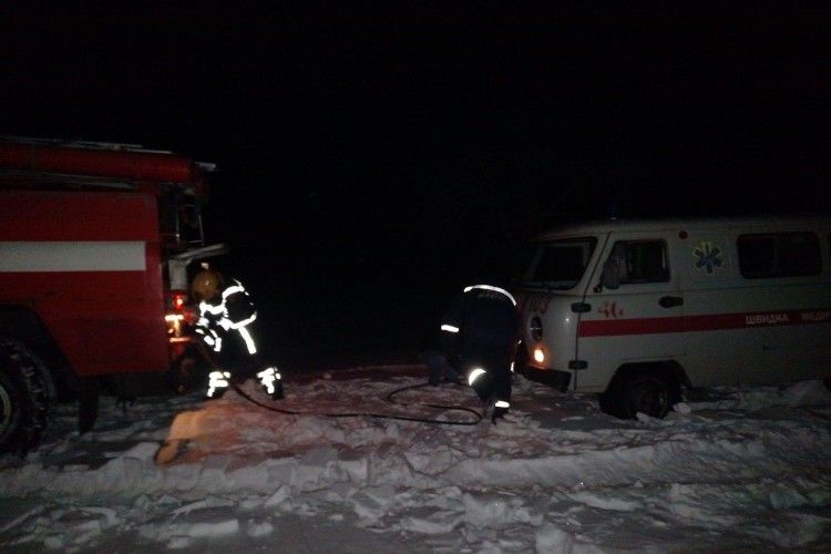 «Швидка» застрягла у заметах на шляху до хворої дитини