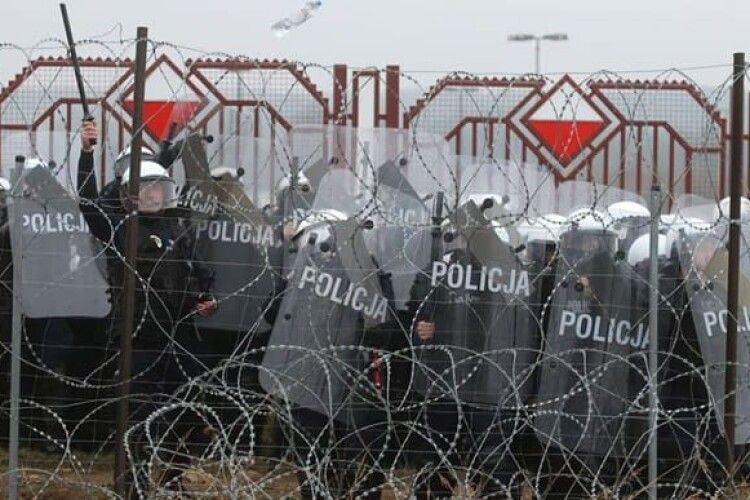 Під час сутичок з мігрантами постраждали семеро польських поліцейських, прикордонниця і солдат (Відео)