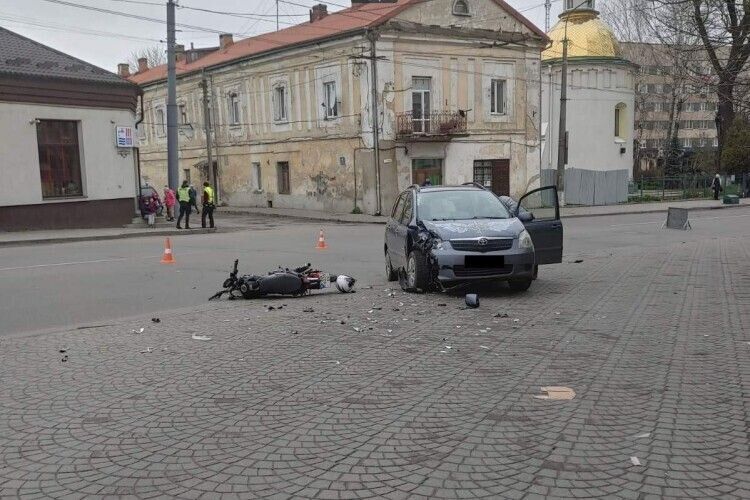 Неповнолітній мотоцикліст – у важкому стані: подробиці ДТП у Луцьку  