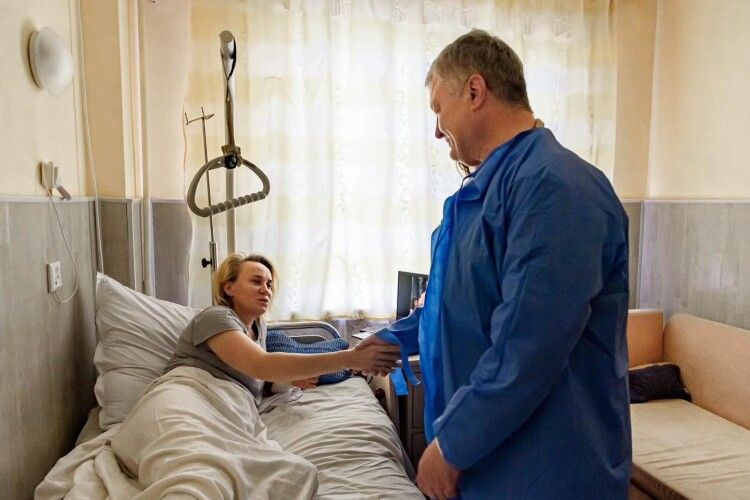 Порошенко привіз пораненій Марусі Звіробій крутий український смаколик