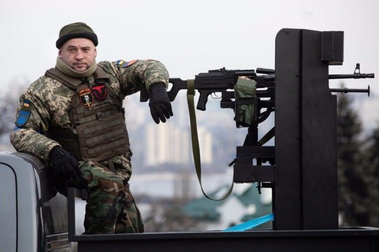 Порошенко передав бійцям ЗСУ та теробороні бронежилети, вантажівки та «бандеромобілі», озброєні кулеметами ПКМ