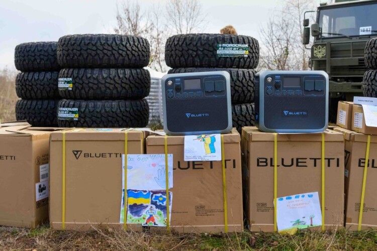 Порошенко привіз у танкову бригаду техніку та засоби для облаштування бліндажів