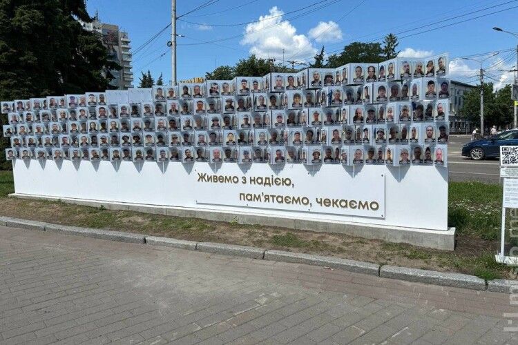 На стенді безвісти зниклих військових у Луцьку закінчуються місця для фото
