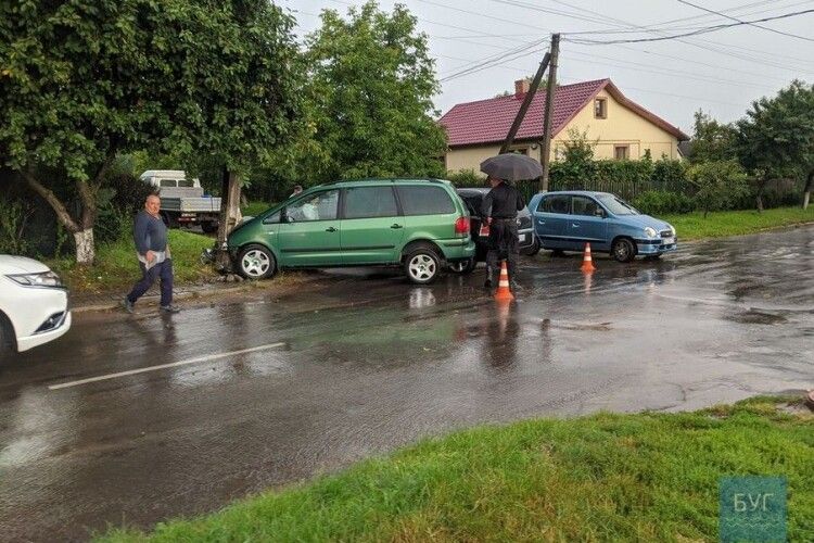 У Нововолинську від зіткнення двох авто «Фольксваген» врізався в стовпа (Фото)