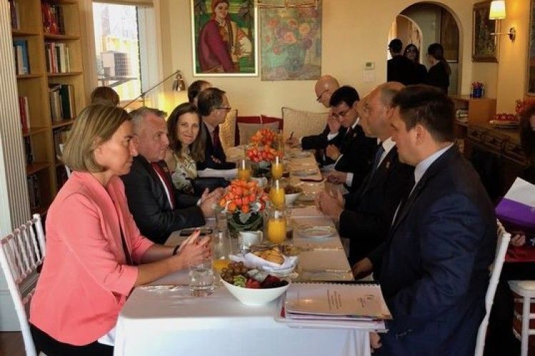 Справжня українка: Христя Фріланд прийняла міністрів у себе на кухні