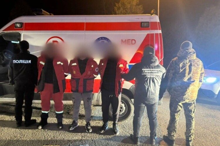 Поліцейський використав «швидку», щоб переправити військовозобов'язаних чоловіків через кордон
