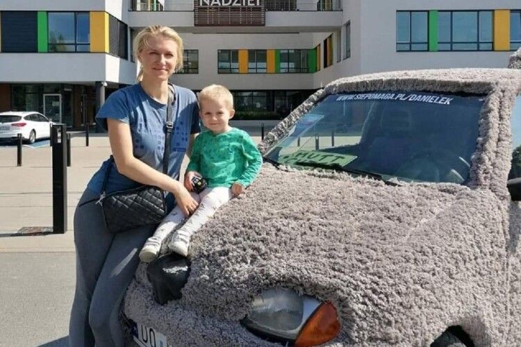 Українець у Польщі перетворив авто у пса, щоб зібрати гроші на лікування сина (Фото)