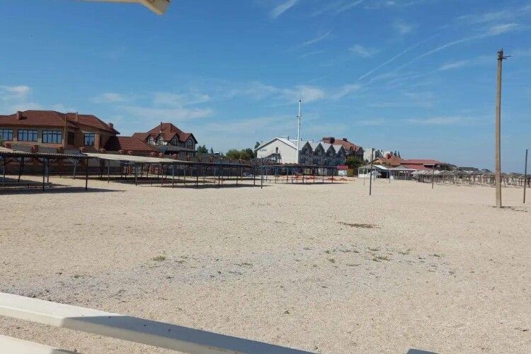 Немає ані душі: у мережі показали, на що окупанти перетворили пляжі Бердянська