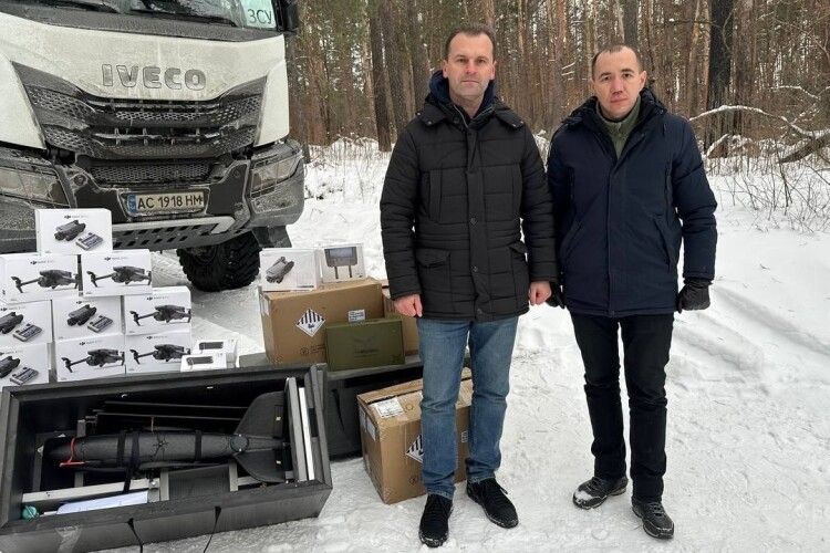 Мер Володимира прозвітував, що особисто відвіз на передову 100 бригаді