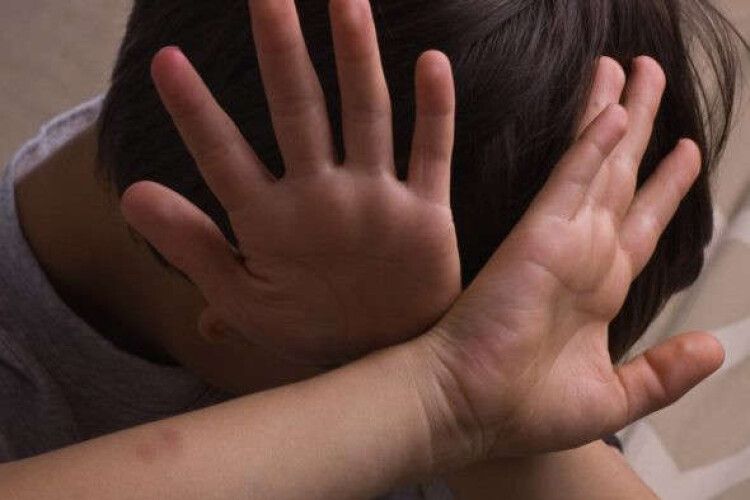 У дитсадку няня побила 2-річного хлопчика