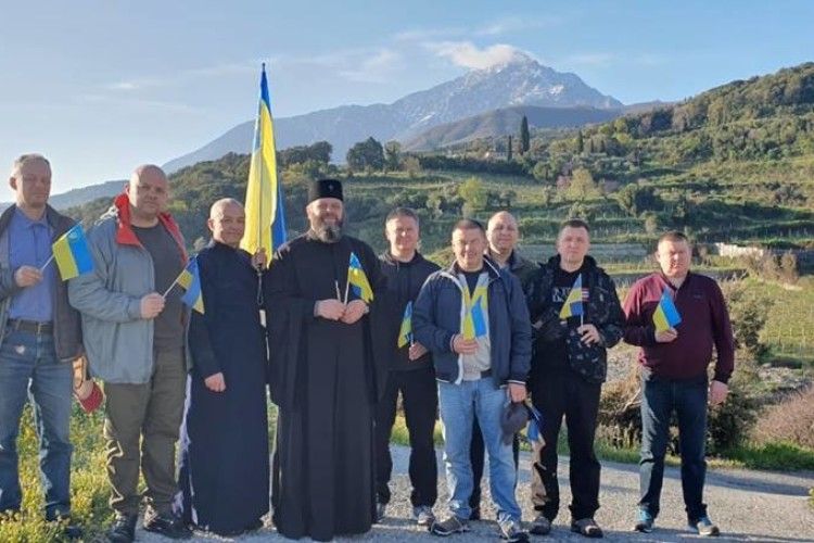 Озброєний синьо-жовтим прапорцем Митрополит Луцький і Волинський Михаїл побував на Святій Горі (фото)
