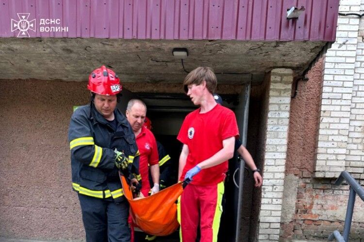 У Луцьку рятувальники відчинили двері до помешкання, де потребувала допомоги людина