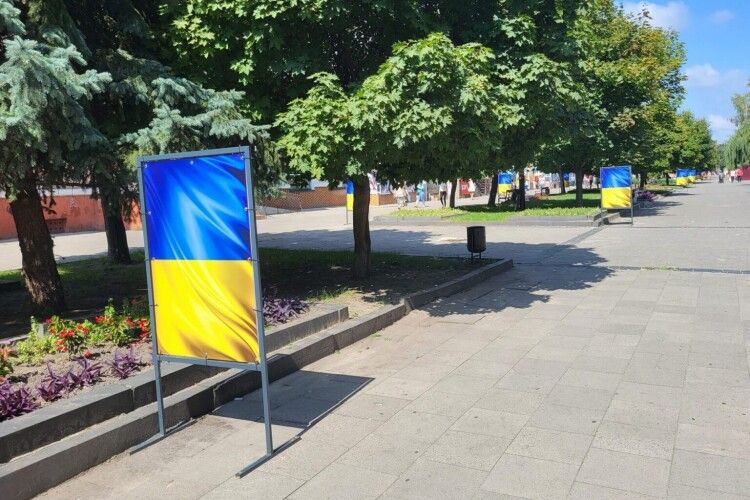 Жовто-блакитний Ковель: містян закликають вивісити Державні Прапори (Фото)
