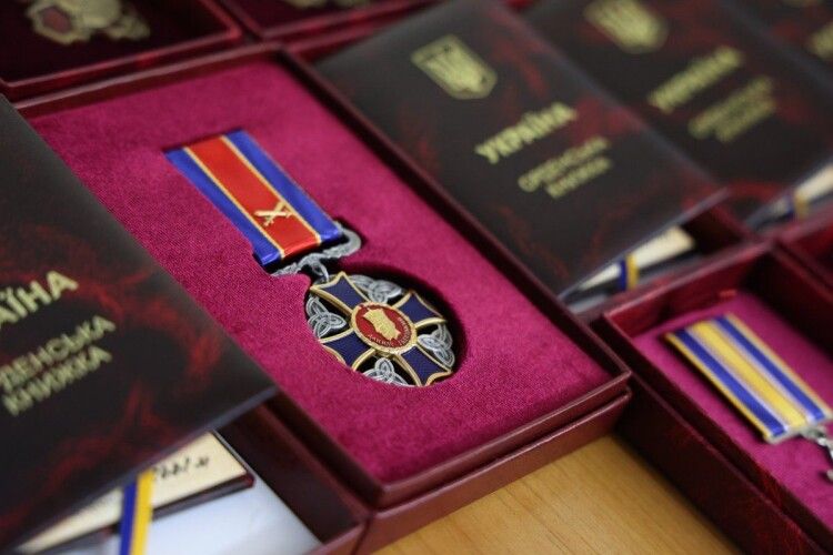 Історику-«Професору» та бойовій медикині-«Фурії» з Волині вручили почесні державні нагороди