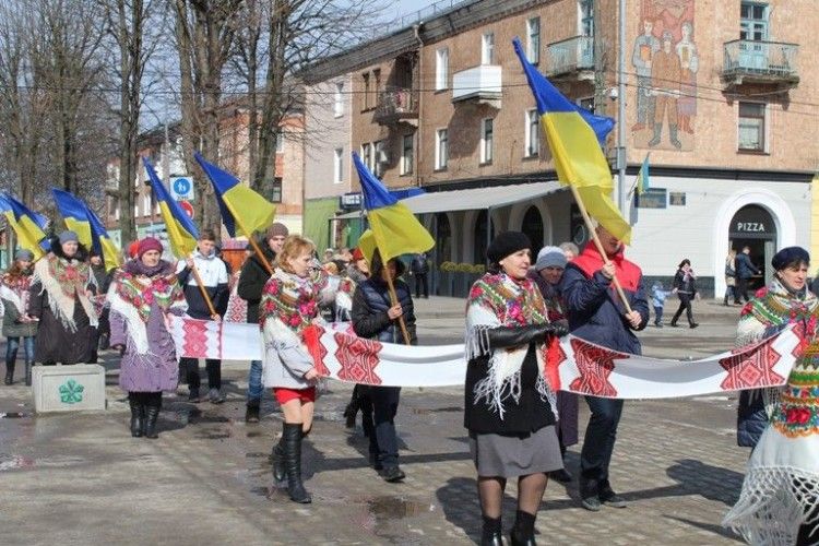 Нововолинськом пройшла колона з вишитими рушниками (Фото)