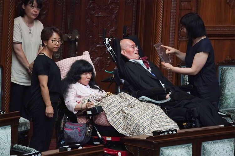У парламент Японії обрали двох депутатів із важкою інвалідністю