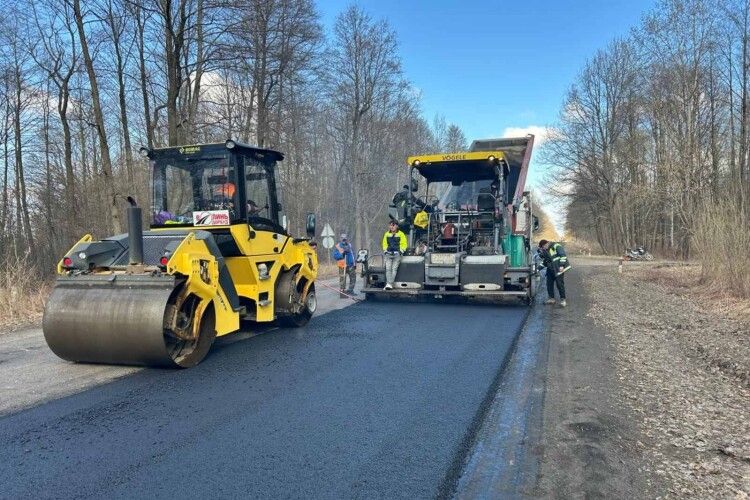 На дорогах Волині ліквідовано 25 тисяч квадратних метрів ям