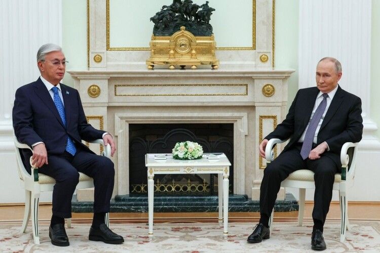 Президент Казахстану сказав путіну, що вже варто «заморозити» російську війну проти України