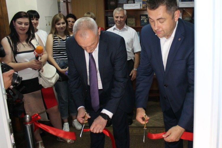 Олександр Савченко перерізав стрічку до нового Центру професійного і кар’єрного консультування