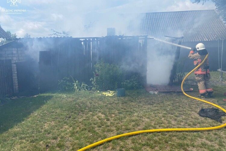 Чоловік отримав опіки внаслідок пожежі в селі Світязь