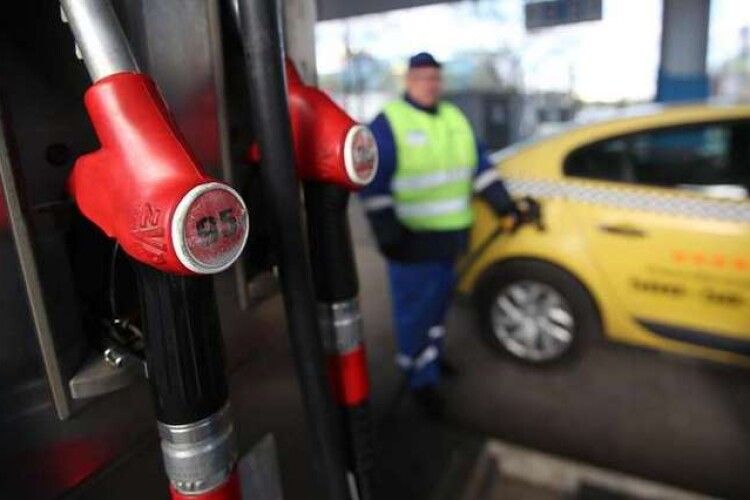 В Україні далі дорожчає бензин