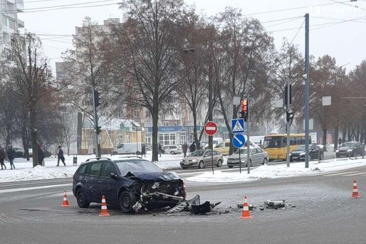 У Луцьку сталася аварія, постраждав водій (Фото)