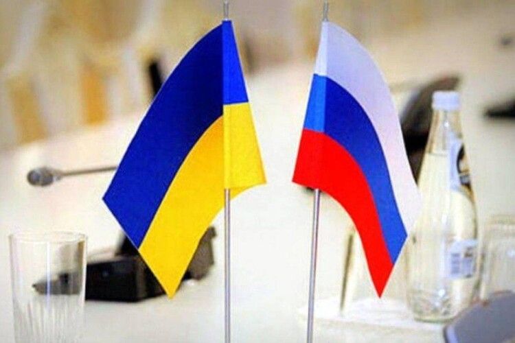росія вибрала посередника у «мирних» переговорах з Україною, який зручно вмостився на двох стільцях