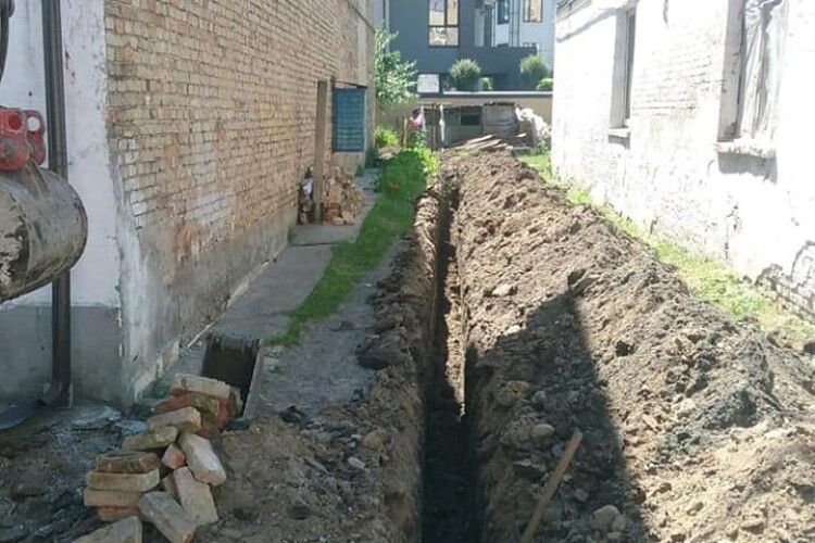 У центрі Луцька чоловік без дозволу вирив рів (Фото)