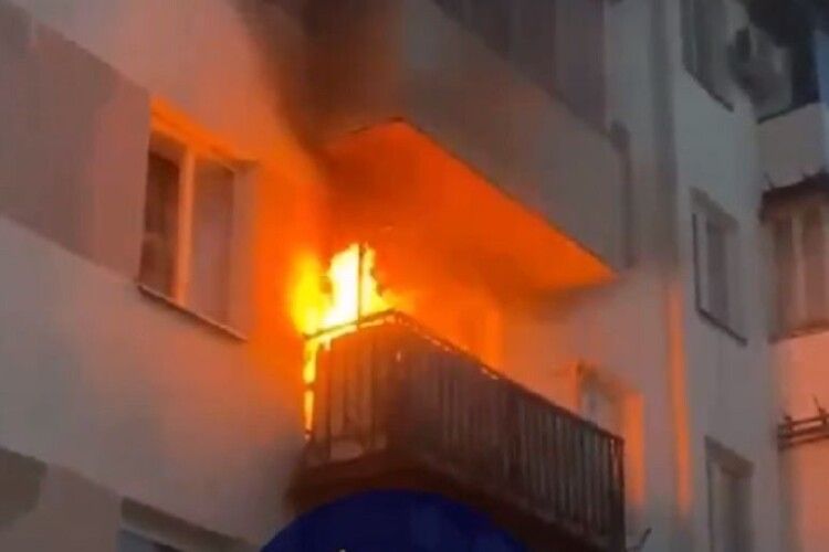 Розвели багаття на балконі: у центрі Луцька пожежа (Відео)