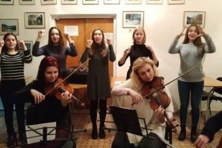 Студенти Житомирського музучилища заспівали різдвяну «Святу ніч» мовою жестів