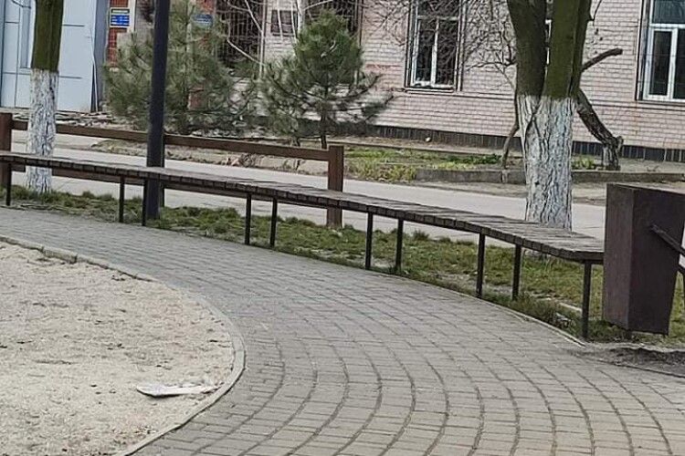 У Генічеську підпалили військомат, в якому розмістились окупанти, а в Донецьку кричать «Слава Україні!»