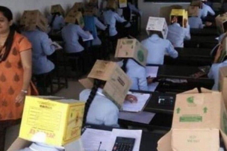 Щоб не списували: в індійському коледжі одягнули студентам коробки на голови