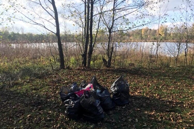 Працівники Шацького нацпарку прибрали берег озера Ритець