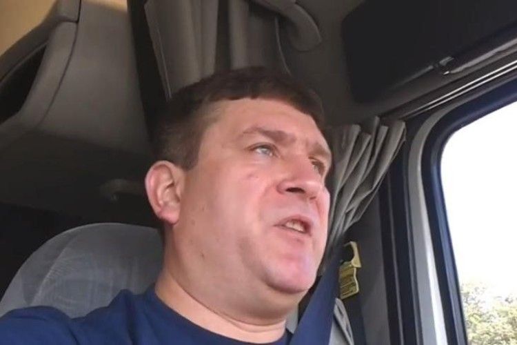 «Был он куклой коломойской / Стал он Вовкой-ссыкуном!»: «співаючий далекобійник» Вадим Дубовський нищівно висміяв Володимира Зеленського (відео) 