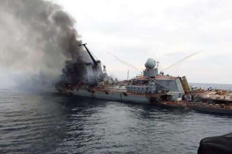 росія намагається дістати з затонулого крейсера ракети і секретні документи