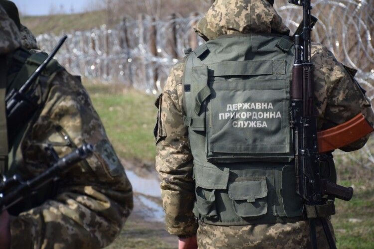 Двоє росіян попросили політичного притулку (Відео)