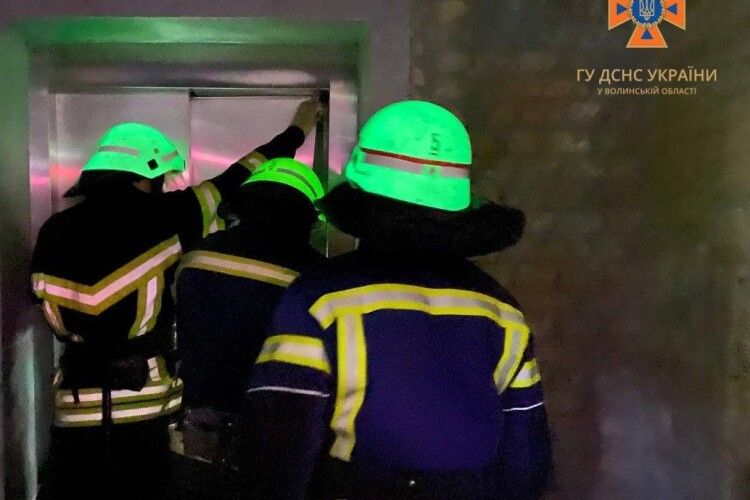 Вимкнули світло: у Нововолинську в ліфті застрягла мама з немовлям