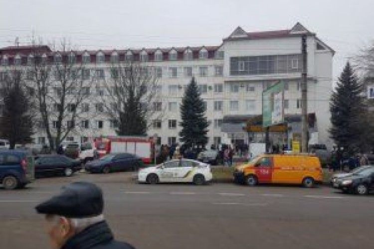 Невідомий підірвав у приміщенні податкової гранату