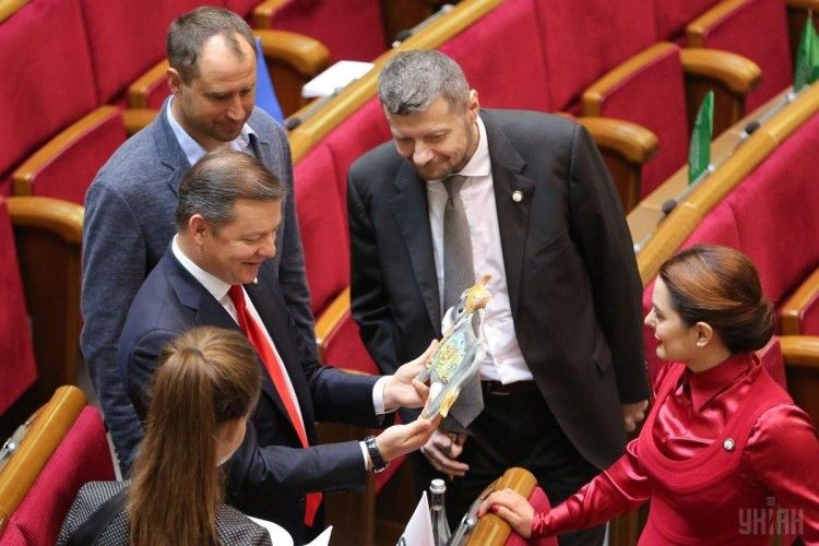 Ляшка «застукали» в сесійній залі Верховної Ради разом із коровою