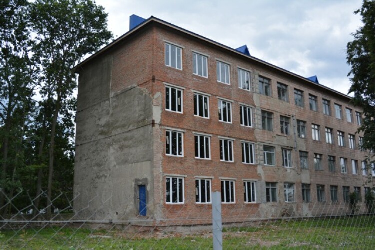 Колектив Любешівського коледжу, де у 2018 році стався обвал, просить міністрів виділити гроші на ремонт приміщення