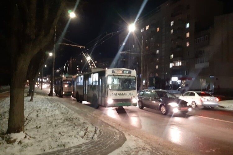 У Луцьку через обрив контактної мережі зупинилися тролейбуси (Фото)
