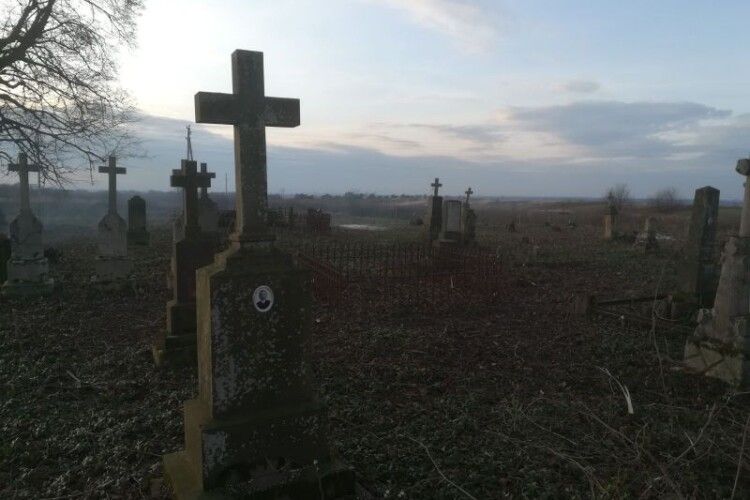 Могили, за якими нікому доглядати, впорядкували в ОТГ на Волині