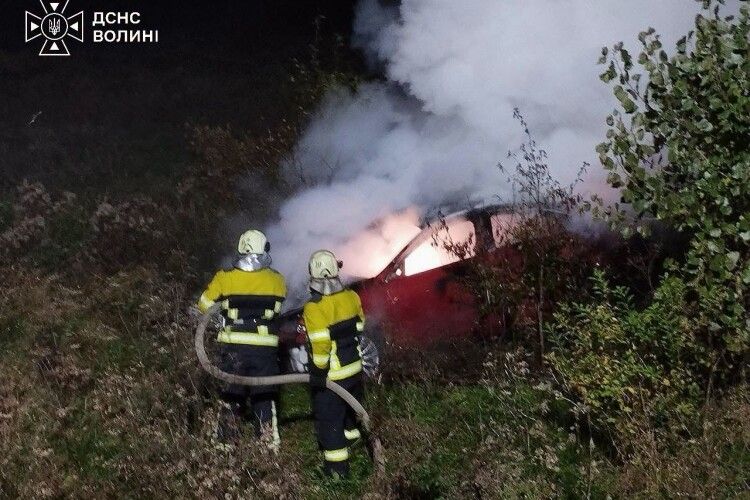 Опівночі на Волині під час загорання автомобіля отримав травми чоловік